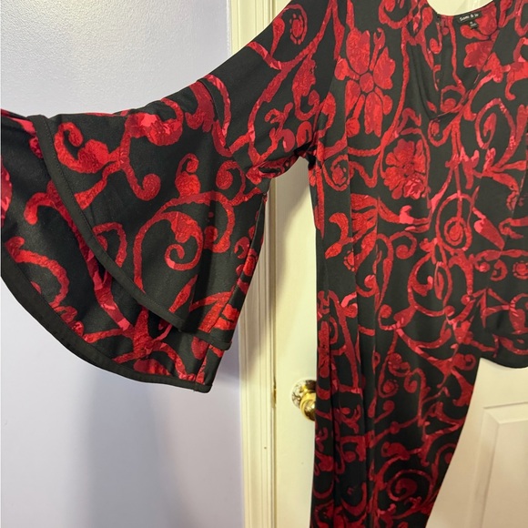 Elegant Red and Black Floral Dress - Picture 4 of 5